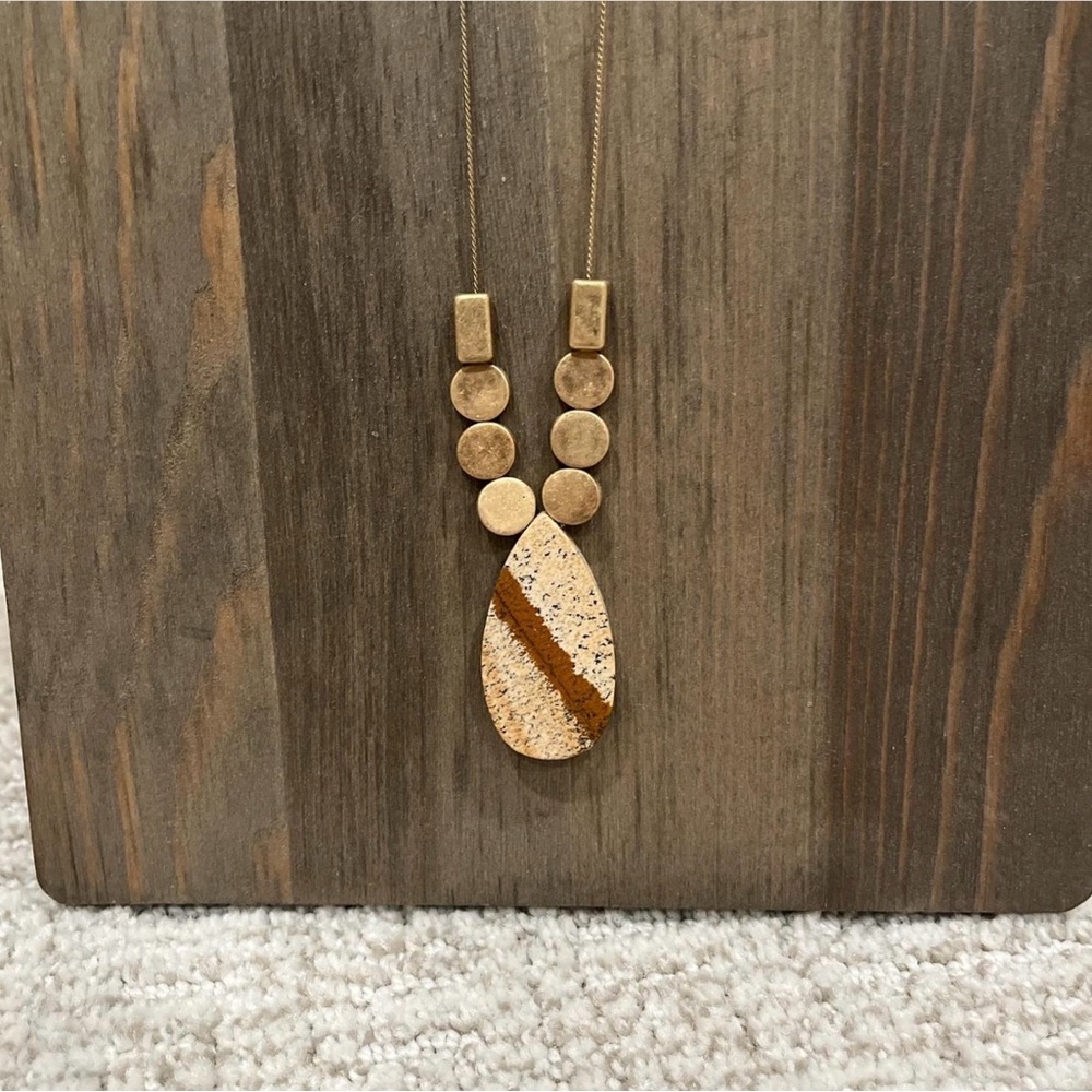 Elegant Gold and Tan Pendant Necklace